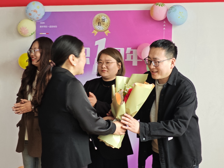 庆祝入职一周年:共享甜蜜,感动相伴 庆祝入职一周年:共享甜蜜,感动相伴