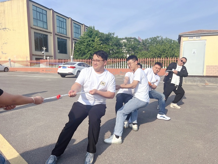 青岛中邦凌5月份启动会拔河比赛 青岛中邦凌5月份启动会拔河比赛